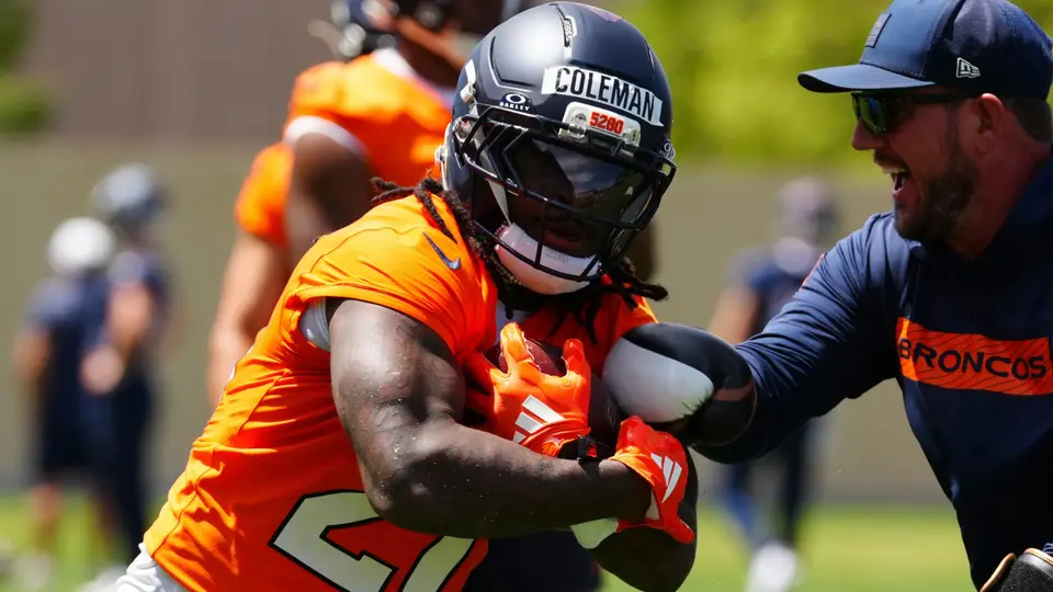 Broncos recuperan al novato corredor Jonah Coleman quien está cerca de volver a reforzar al equipo