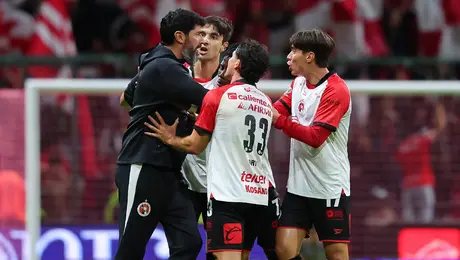Sebastián Abreu explota contra el árbitro y es expulsado durante el Xolos vs Toluca