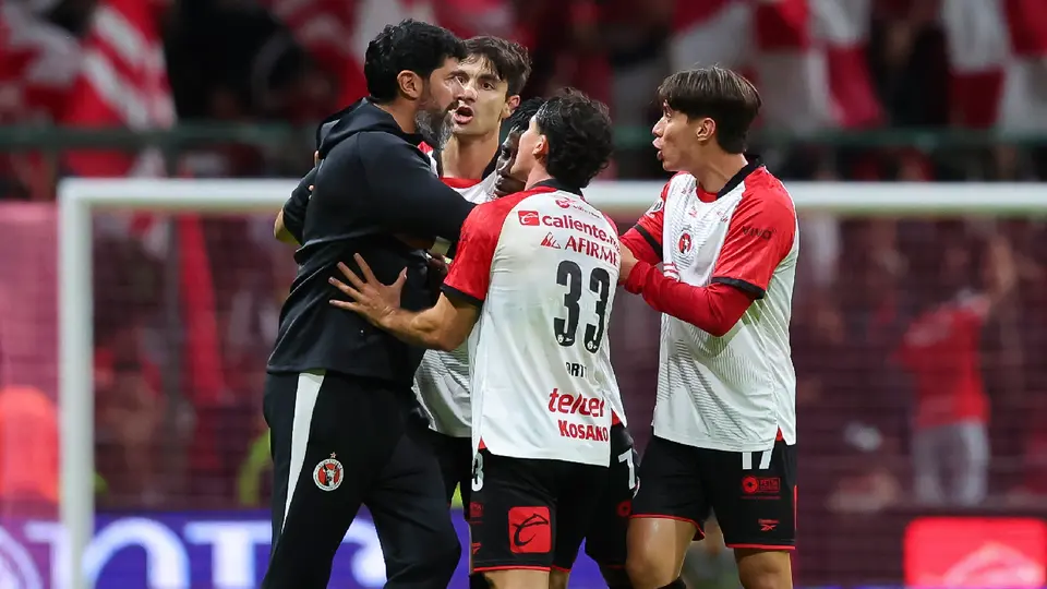 Sebastián Abreu explota contra el árbitro y es expulsado durante el Xolos vs Toluca