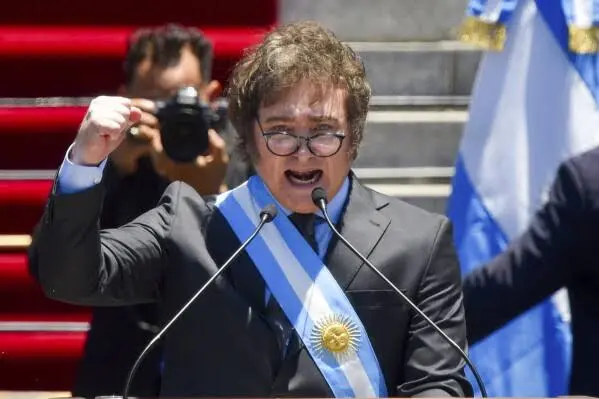 Javier Milei amplió las medidas de seguridad contra grupos criminales internacionales, con el objetivo de reforzar la vigilancia de sus operaciones financieras./ AP