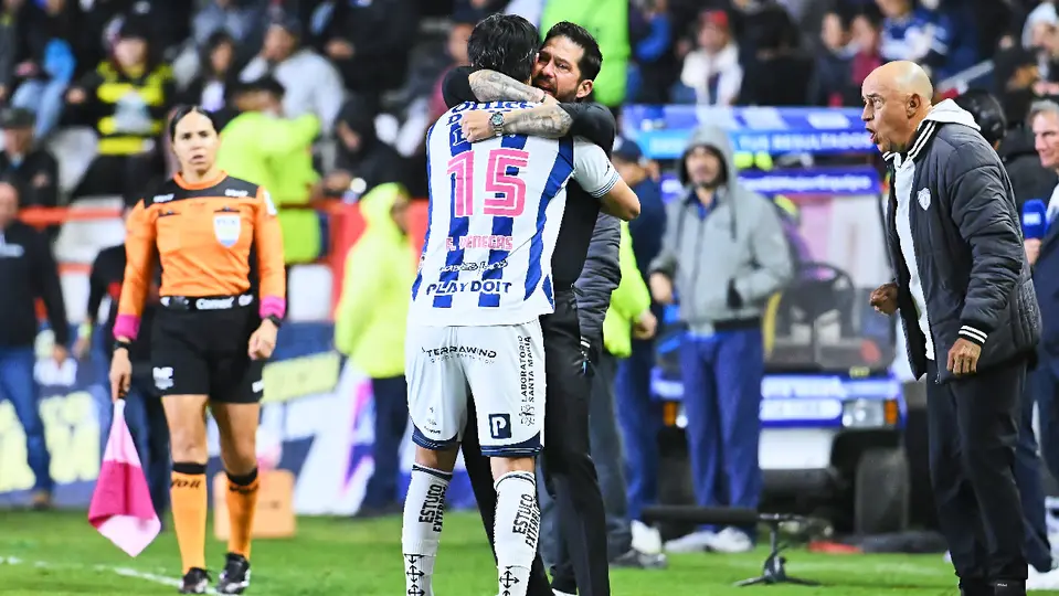 Francisco Venegas, jugador de Pachuca, en festejo de gol con Benjamín Mora, entrenador de los Tuzos | MEXSPORT