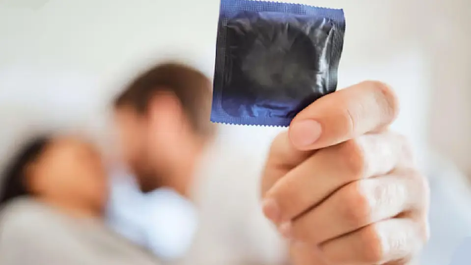 Quitarse el condón durante una relación sexual sin el consentimiento de la otra persona podría convertirse en un delito / Magnific