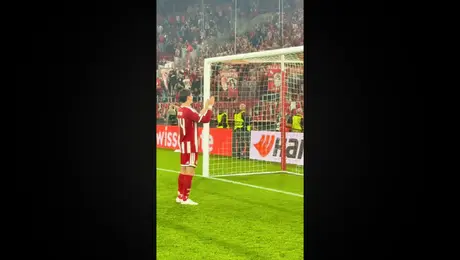 ¡Afición del Olympiakos se rinde ante Hormiga González!