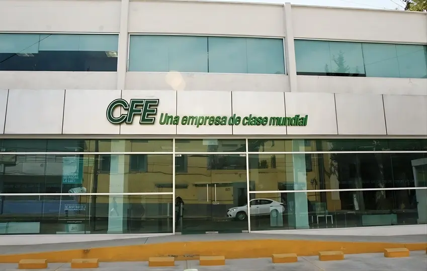 El vecino asegura que lleva tres semanas sin electricidad en su vivienda./CFE