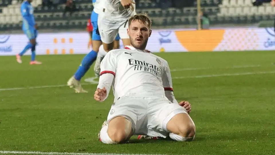 Santiago Giménez se une a 'club' de mexicanos que debutaron con gol en Serie A