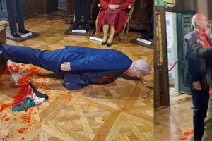 Activista destruye a martillazos la estatua del primer ministro de Israel, Benjamín Netanyahu en la CDMX