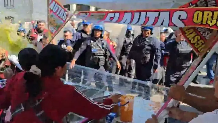 VIDEO: Policías y comerciantes se pelean en la Alameda Central