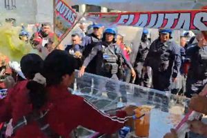 VIDEO: Policías y comerciantes se pelean en la Alameda Central