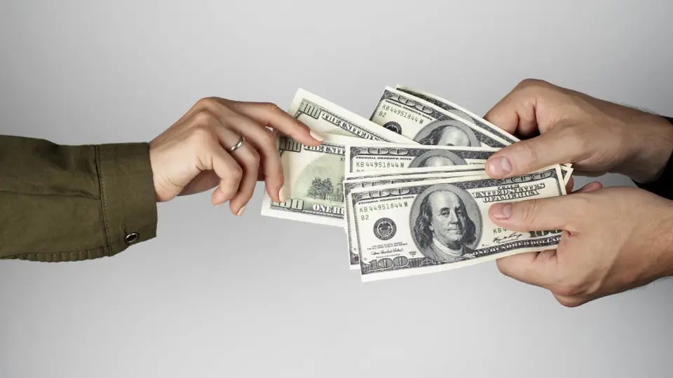 ¿Cambiarás dólares? El peso pierde terreno este jueves 16 de enero
