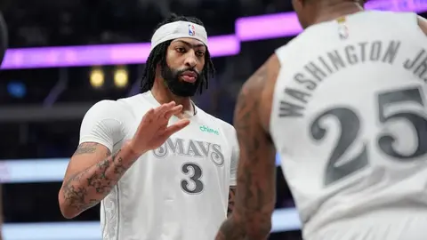 Anthony Davis se lesiona en su debut con Dallas tras el impactante traspaso de Luka Doncic