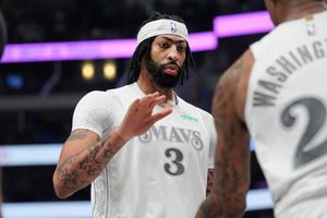 Anthony Davis se lesiona en su debut con Dallas tras el impactante traspaso de Luka Doncic