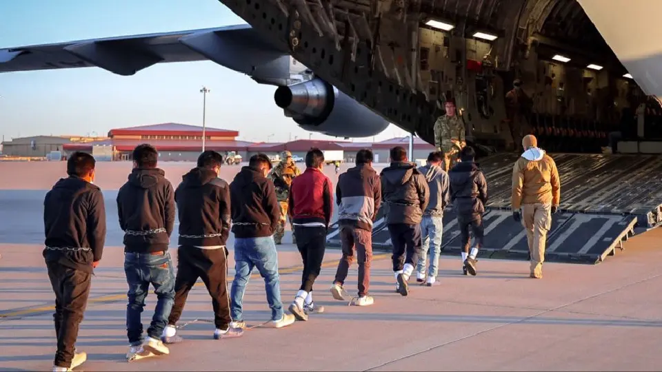 ¿México rechaza vuelo con migrantes encadenados? Esto responde el gobierno