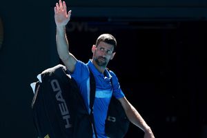 Djokovic es sorprendido por Berrettini y fortalece polémica en el caso Sinnier