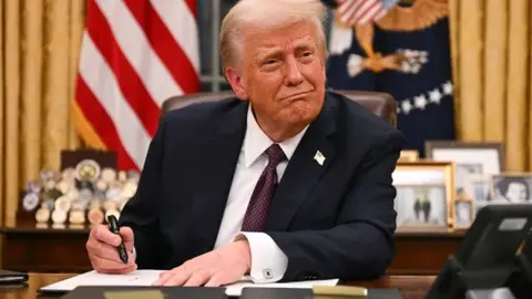 Trump firma orden ejecutiva para enviar a más de 30 mil migrantes a la Bahía de Guantanamo