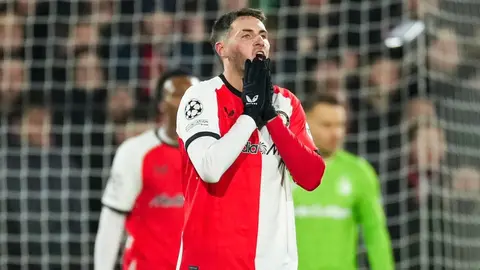 Dennis te Kleose, el hombre que quiere convencer a Santiago Giménez de quedarse en Feyenoord