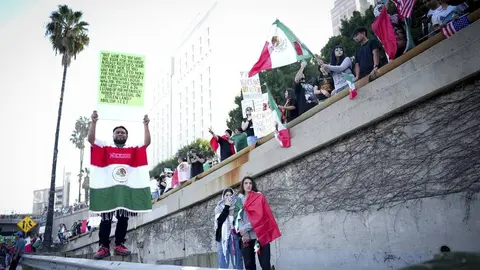 Mexicanos hacen manifestación en Los Ángeles para exigir fin a las deportaciones