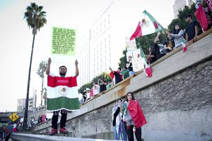 Mexicanos hacen manifestación en Los Ángeles para exigir fin a las deportaciones