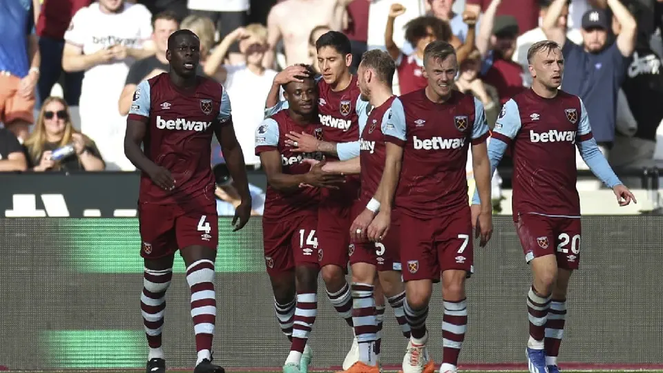 Edson Álvarez cumple 50 partidos en Premier League