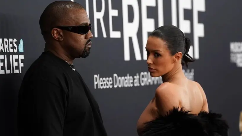 Bianca Censori, esposa de Kanye West, genera polémica en la alfombra roja de los premios Grammy
