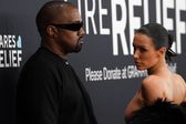 Bianca Censori, esposa de Kanye West, genera polémica en la alfombra roja de los premios Grammy