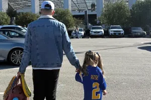 Niña se hace viral por fallar casi todos los partidos de Playoffs de la NFL