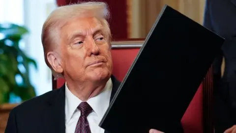 Donald Trump cortará fondos a escuelas que exijan vacuna contra el Covid