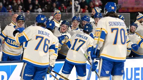 Jugadores de St. Louis Blues tienen problemas con escaleras en el Winter Classic de la NHL