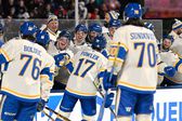 Jugadores de St. Louis Blues tienen problemas con escaleras en el Winter Classic de la NHL