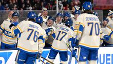 Jugadores de St. Louis Blues tienen problemas con escaleras en el Winter Classic de la NHL