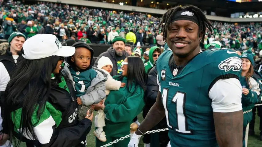 AJ Brown dispara ventas en Amazon del libro que leía en playoffs | AP