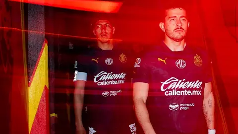 Aficionados de Chivas revientan a Alan Mozo por 'calentamiento extremo'