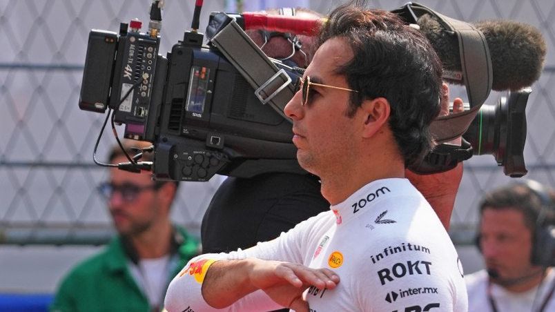 Checo Pérez, como piloto de Red Bull, durante el himno en el Gran Premio de México | MEXSPORT