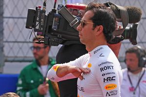 Checo Pérez, como piloto de Red Bull, durante el himno en el Gran Premio de México | MEXSPORT