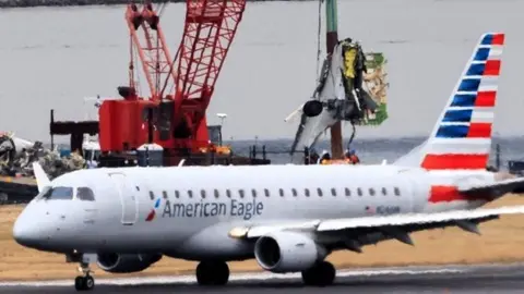 Donald Trump culpa al sistema de control aéreo por colisión de aeronaves en Washington