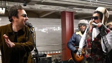 ¡Bad Bunny sorprende en el metro de Nueva York con un concierto gratis!