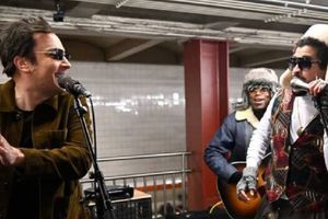 ¡Bad Bunny sorprende en el metro de Nueva York con un concierto gratis!