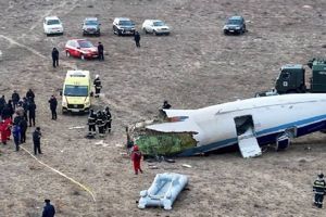 Video: Captan el momento del desplome de un avión en Kazajistán con 67 personas a bordo