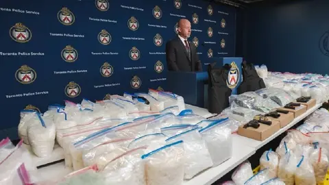 Detienen a dos mexicanos en Toronto, Canadá, asegurando 835 kg de cocaína ligada al CJNG