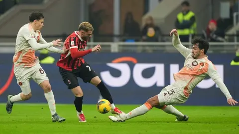 Santiago Giménez debuta con asistencia en triunfo de AC Milan ante AS Roma en la Copa de Italia