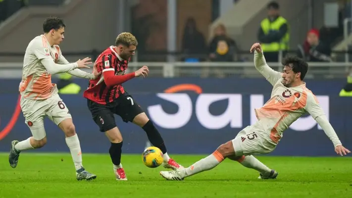 Santiago Giménez debuta con asistencia en triunfo de AC Milan ante AS Roma en la Copa de Italia