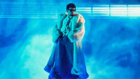 ¿Bad Bunny usará un vestido en el Super Bowl 2026? El outfit que podría marcar historia