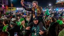 Aficionados inundan calles de Philadelphia celebrando el pase al Super Bowl LIX