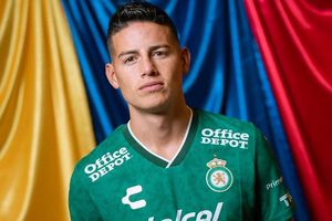 Aficionado de Junior se queda con 100 camisetas de James tras su fichaje con León