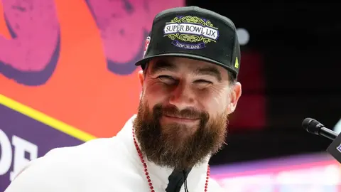 Travis Kelce luce camiseta del América previo al Super Bowl LIX
