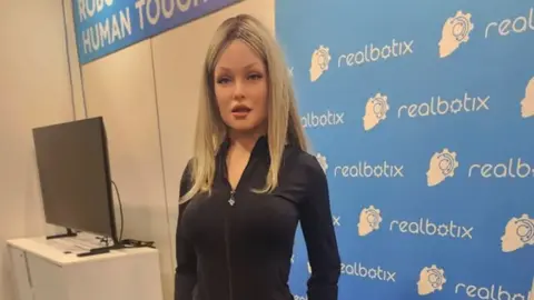 Así es Aria, la robot humanoide que promete "compañerismo e intimidad"