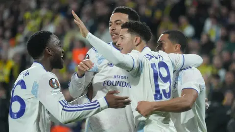 Edson Álvarez y el Fenerbahce caen ante Aston Villa en la Europa League
