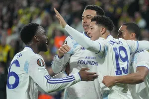 Edson Álvarez y el Fenerbahce caen ante Aston Villa en la Europa League