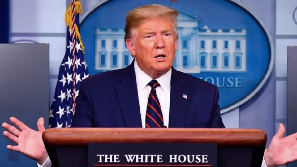 Donald Trump invitó a usar cubrebocas en público por coronavirus