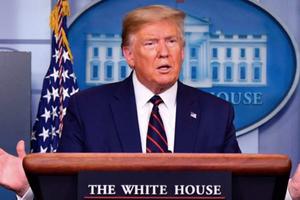 Donald Trump invitó a usar cubrebocas en público por coronavirus