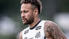 Neymar bromea sobre un mural con su rostro en un bar de Santos